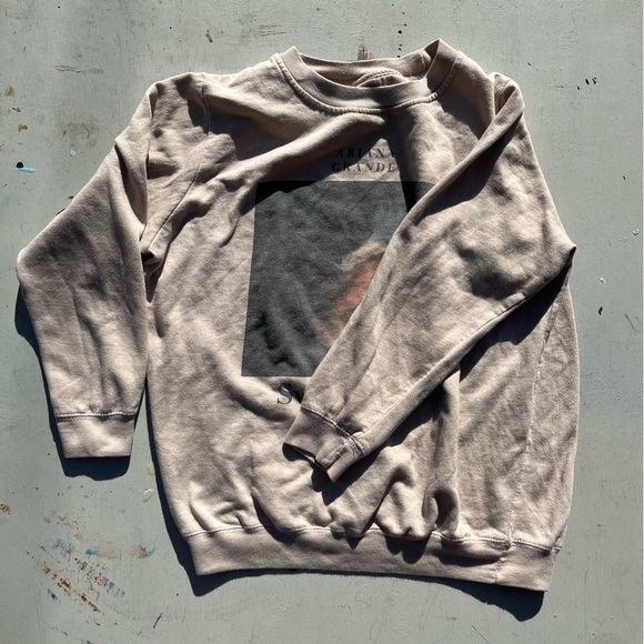 Women's Ariana Grande Sweatshirt Beige Sweetener Spell-Out XL Pop Singer NYC Y2K - Picture 6 of 11